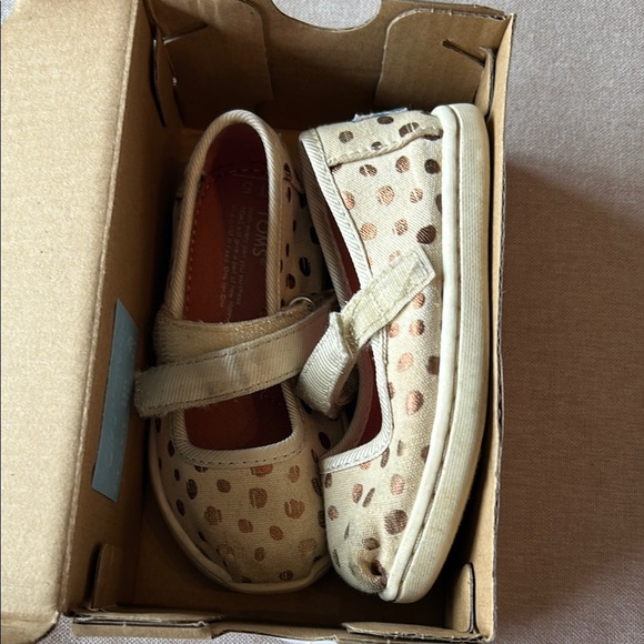 Toms Cream with bronze polka dots Velcro strap Dress Shoes.  Baby size 5 - Picture 1 of 4